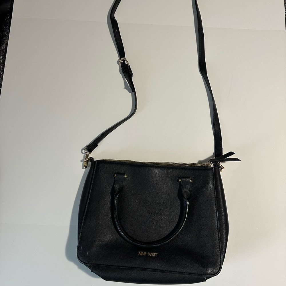 Nine West Black Crossbody Bag with Adjustable Strap and Minimalist Design